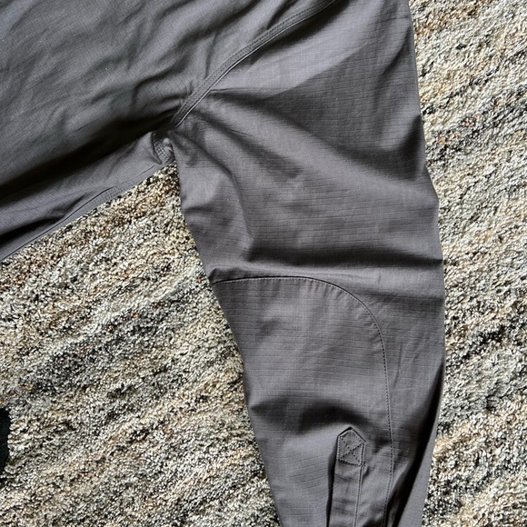 Modern Gray Men’s Carhartt Jacket - Picture 6 of 7